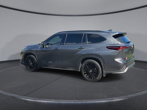 Used 2024 Toyota Highlander XSE FWD image 6