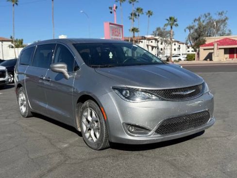 Used 2019 Chrysler Pacifica Touring Plus w/ Tire & Wheel Group image 2