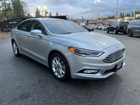 Used 2017 Ford Fusion SE image 3