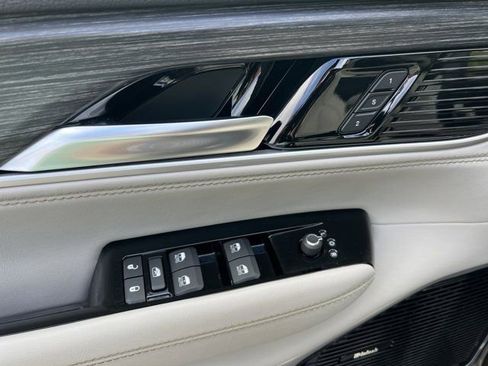 Used 2024 Jeep Wagoneer Series III w/ Premium Group I image 14