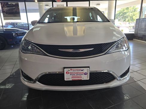 Used 2018 Chrysler Pacifica Touring Plus w/ Tire & Wheel Group image 2