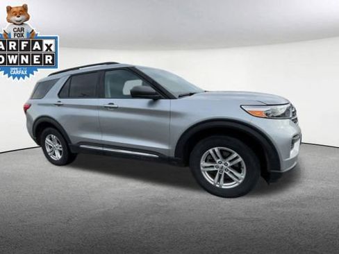 Used 2023 Ford Explorer XLT image 2