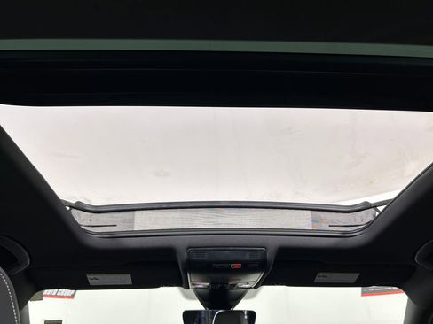 Used 2023 Volkswagen Tiguan SE R-Line image 19