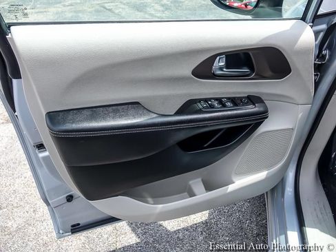Used 2022 Chrysler Voyager LX FWD image 21