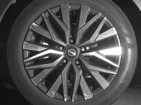 Used 2025 Nissan Altima 2.5 SV FWD image 12