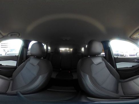 Used 2025 Chevrolet Trax LT image 40