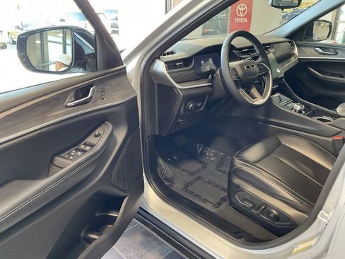 Used 2024 Jeep Grand Cherokee L Limited image 8