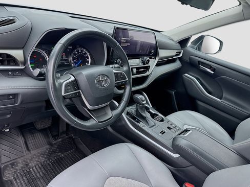 Used 2023 Toyota Highlander Bronze Edition image 7
