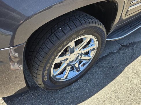 Used 2011 GMC Yukon Denali image 37