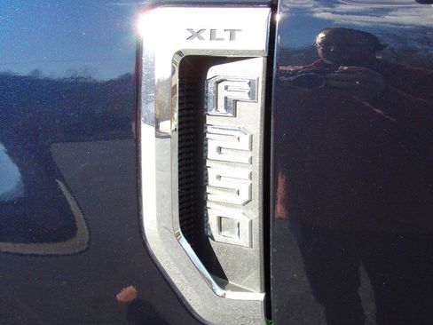 Used 2021 Ford F250 XLT w/ XLT Premium Package AWD/4WD image 17
