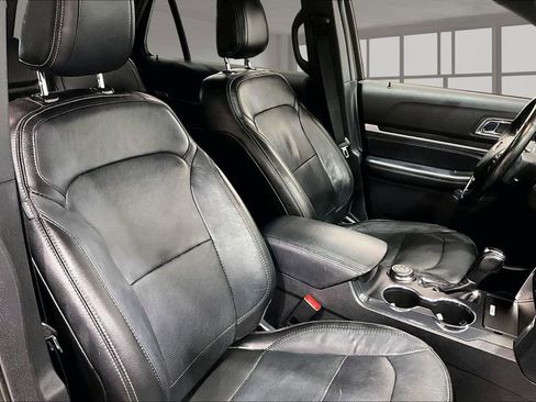 Used 2018 Ford Explorer Limited image 7