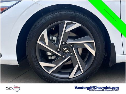 Used 2025 Hyundai Elantra Sport FWD image 11