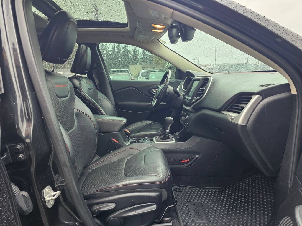 Used 2016 Jeep Cherokee Trailhawk w/ Leather Interior Group AWD/4WD image 10