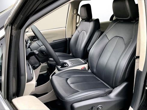 Certified 2024 Chrysler Pacifica Touring-L image 20