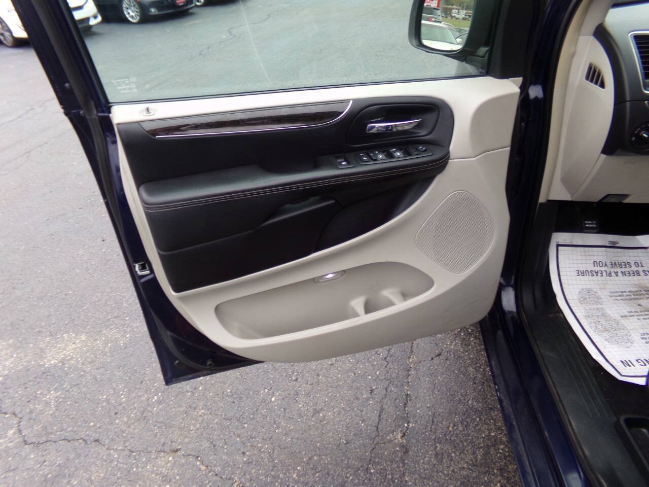 Used 2013 Chrysler Town & Country Touring FWD image 12