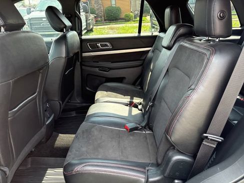 Used 2018 Ford Explorer XLT w/ Equipment Group 202A AWD/4WD image 9