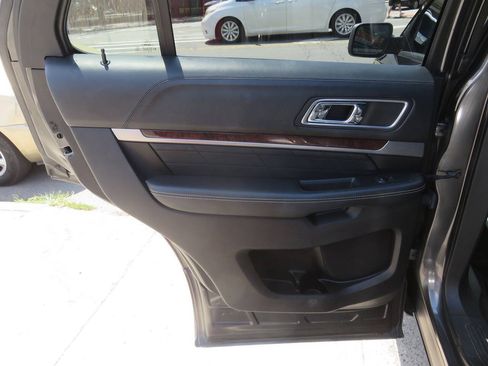 Used 2018 Ford Explorer Platinum AWD/4WD image 31