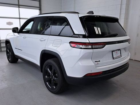 Used 2022 Jeep Grand Cherokee Altitude AWD/4WD image 7