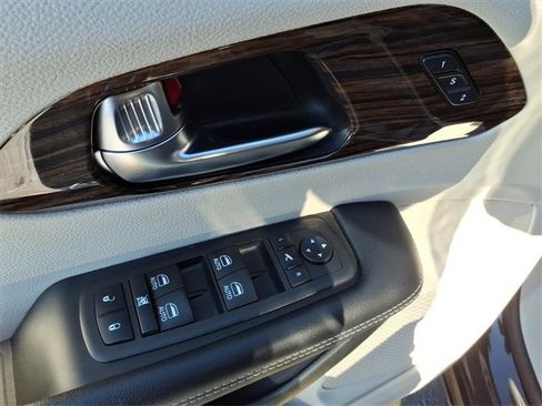 Certified 2023 Chrysler Pacifica Limited image 12