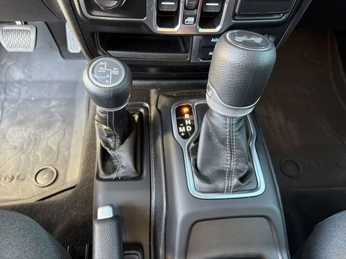 Used 2025 Jeep Wrangler Unlimited Sahara image 10