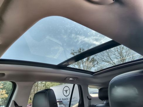 Used 2023 GMC Terrain SLT w/ Tech Package image 18