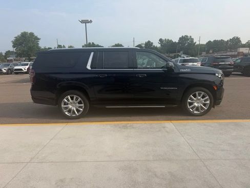 Used 2022 Chevrolet Suburban High Country AWD/4WD image 12