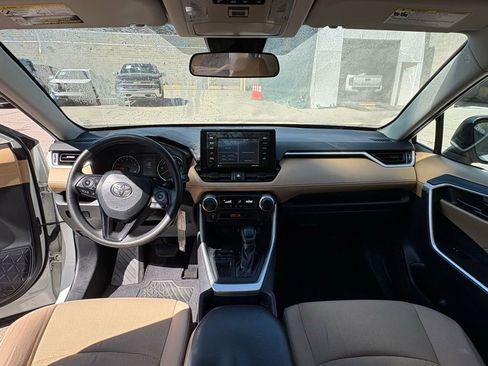 Used 2020 Toyota RAV4 LE image 6