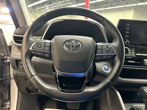Used 2021 Toyota Highlander XLE FWD image 19