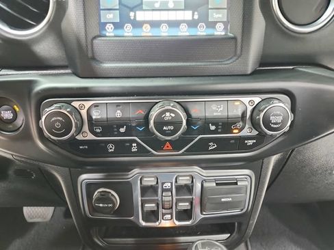 Used 2021 Jeep Wrangler Unlimited Sahara w/ Cold Weather Group AWD/4WD image 31