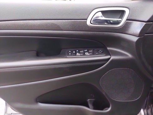 Used 2018 Jeep Grand Cherokee Altitude image 12