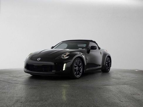 Used 2018 Nissan 370Z Touring RWD image 7