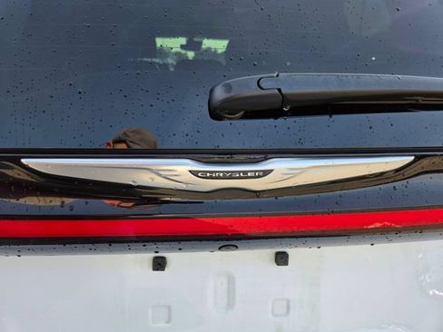 Used 2024 Chrysler Pacifica Touring-L FWD image 25