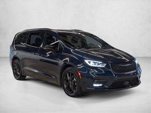Used 2025 Chrysler Pacifica Limited image 3
