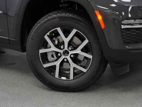 Used 2025 Jeep Grand Cherokee Limited AWD/4WD image 8