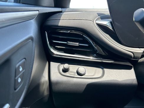 Certified 2025 Buick Envista Avenir FWD image 21