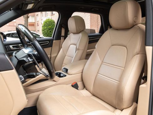 Certified 2023 Porsche Cayenne Platinum Edition AWD/4WD image 5