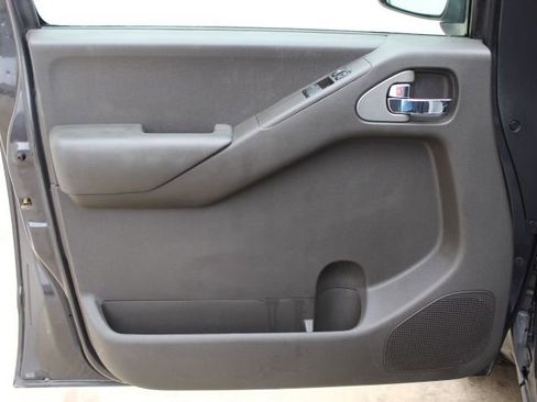 Used 2010 Nissan Frontier SE w/ SE Value Truck Pkg image 13