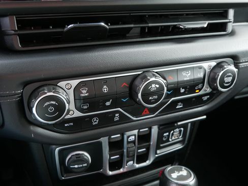 Used 2024 Jeep Wrangler Sahara image 28