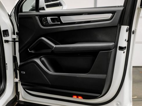 Used 2023 Porsche Cayenne Base image 57