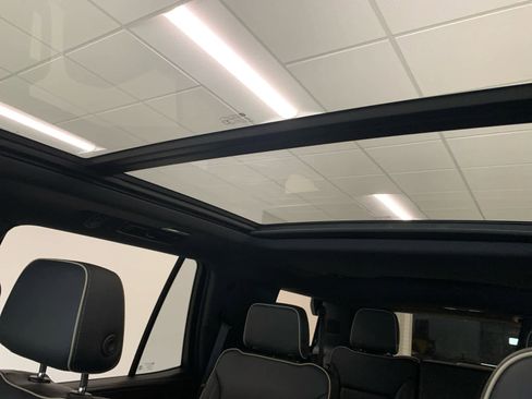 Used 2021 Chevrolet Tahoe Premier w/ Premium Package image 19