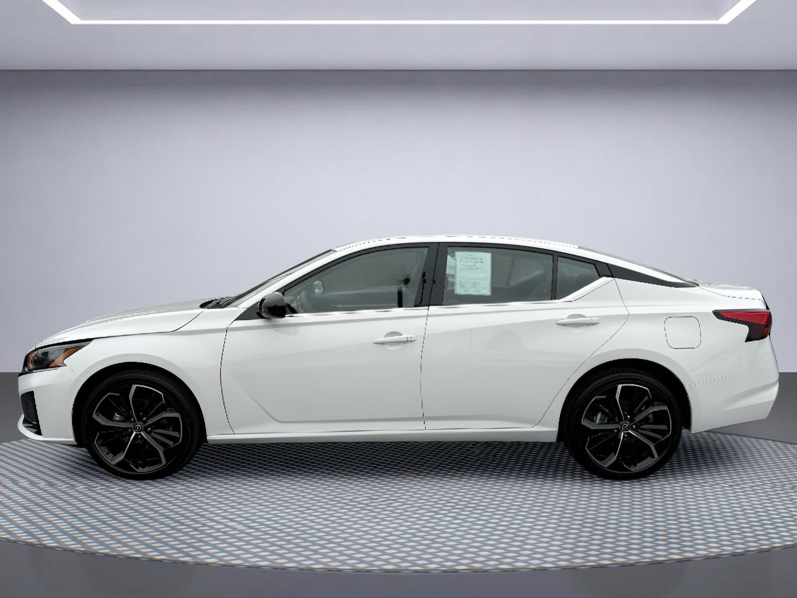 Used 2025 Nissan Altima 2.5 SR AWD/4WD image 3