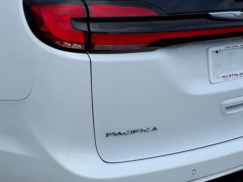 Certified 2023 Chrysler Pacifica Limited FWD image 28