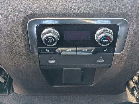 Used 2022 GMC Yukon XL SLT w/ SLT Luxury Package image 17