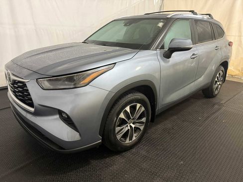 Certified 2023 Toyota Highlander XLE image 1