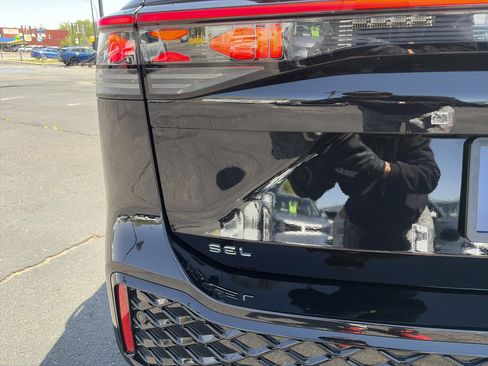 Used 2025 Volkswagen Tiguan SEL R-Line image 23