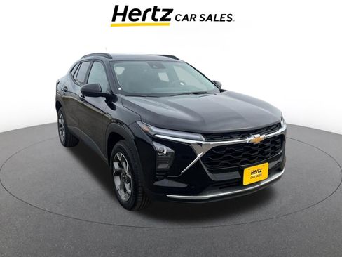 Used 2025 Chevrolet Trax LT FWD image 1