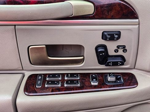 Used 2006 Lincoln Town Car Signature Limited image 11