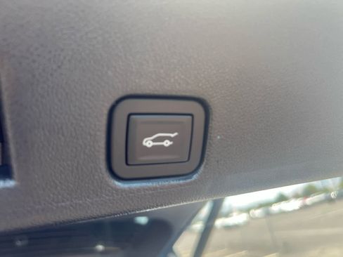 Used 2025 Chevrolet Traverse LT image 11