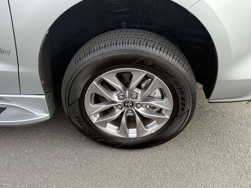 Used 2024 Toyota Sienna XLE FWD image 7