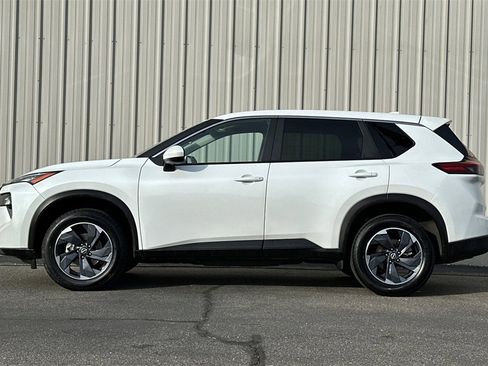 Used 2025 Nissan Rogue SV image 8